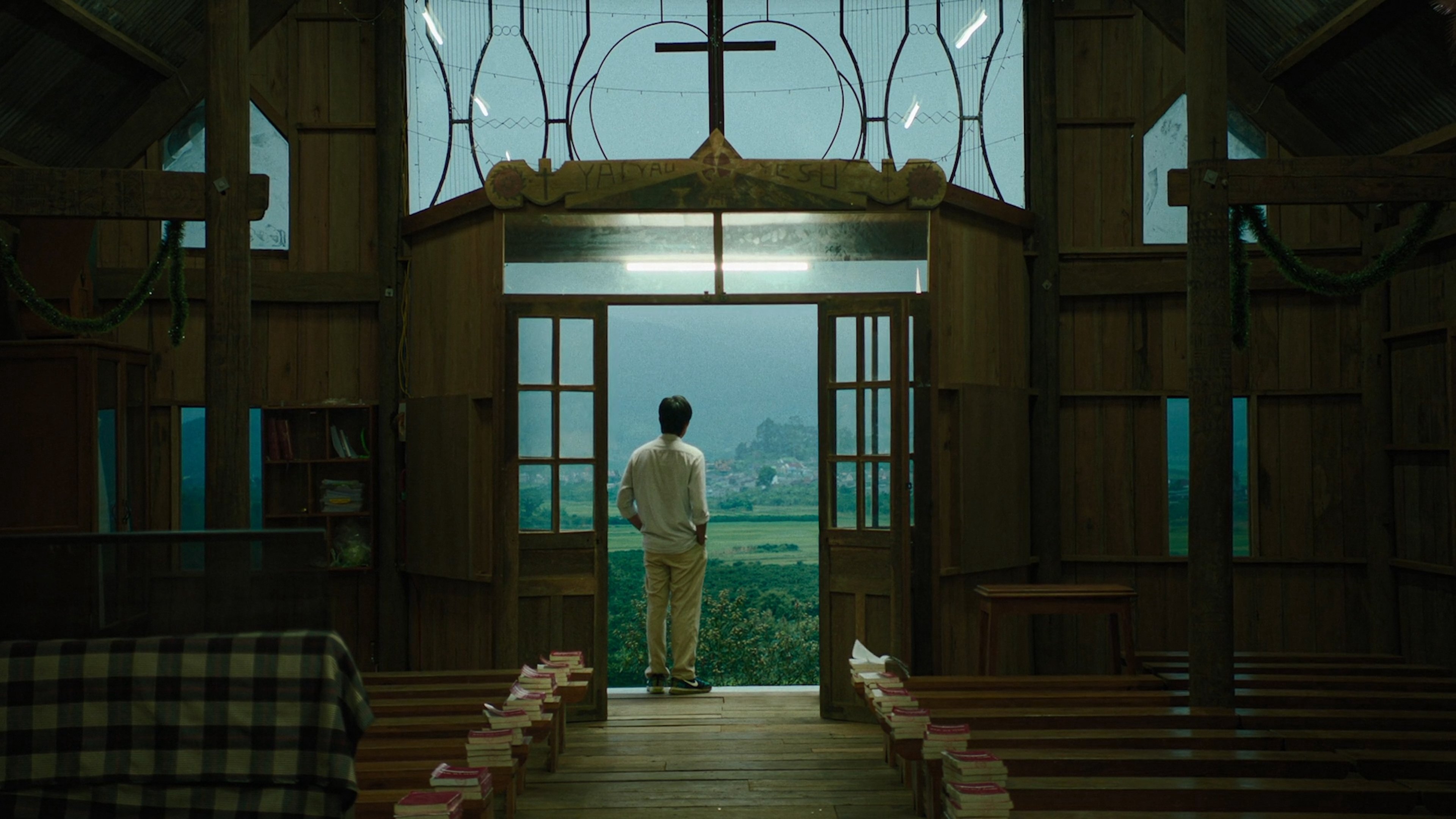 Bên Trong Vỏ Kén Vàng Bên Trong Vỏ Kén Vàng