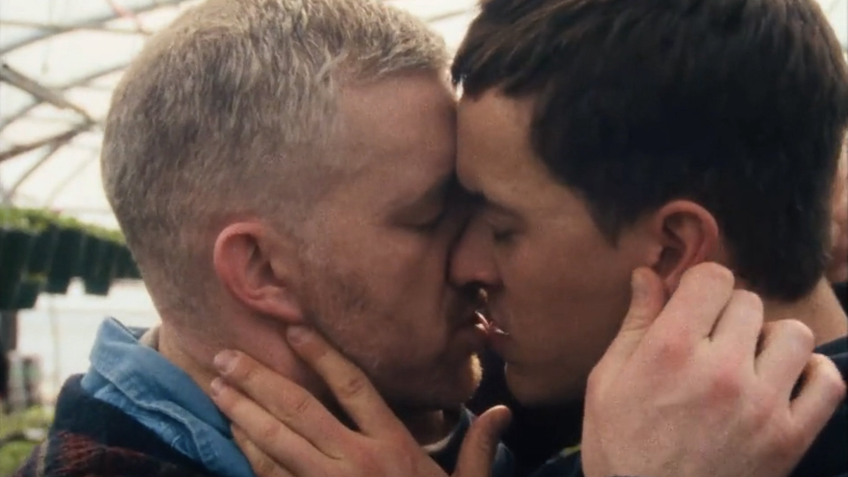 Dưới Lớp Vỏ Bọc Dưới Lớp Vỏ Bọc